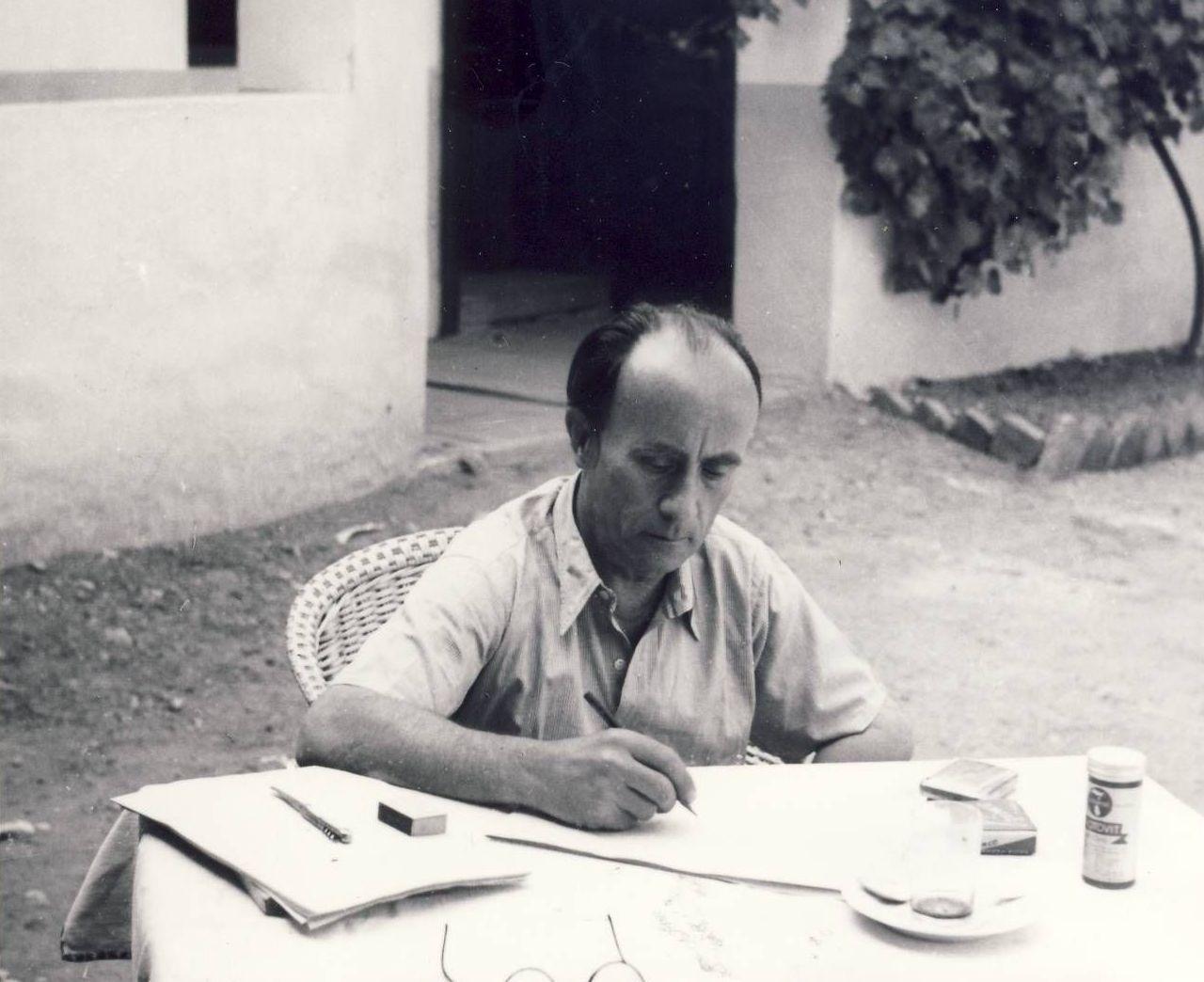 Kassák a békásmegyeri ház udvarán ír, 1946, Magyar Film Iroda