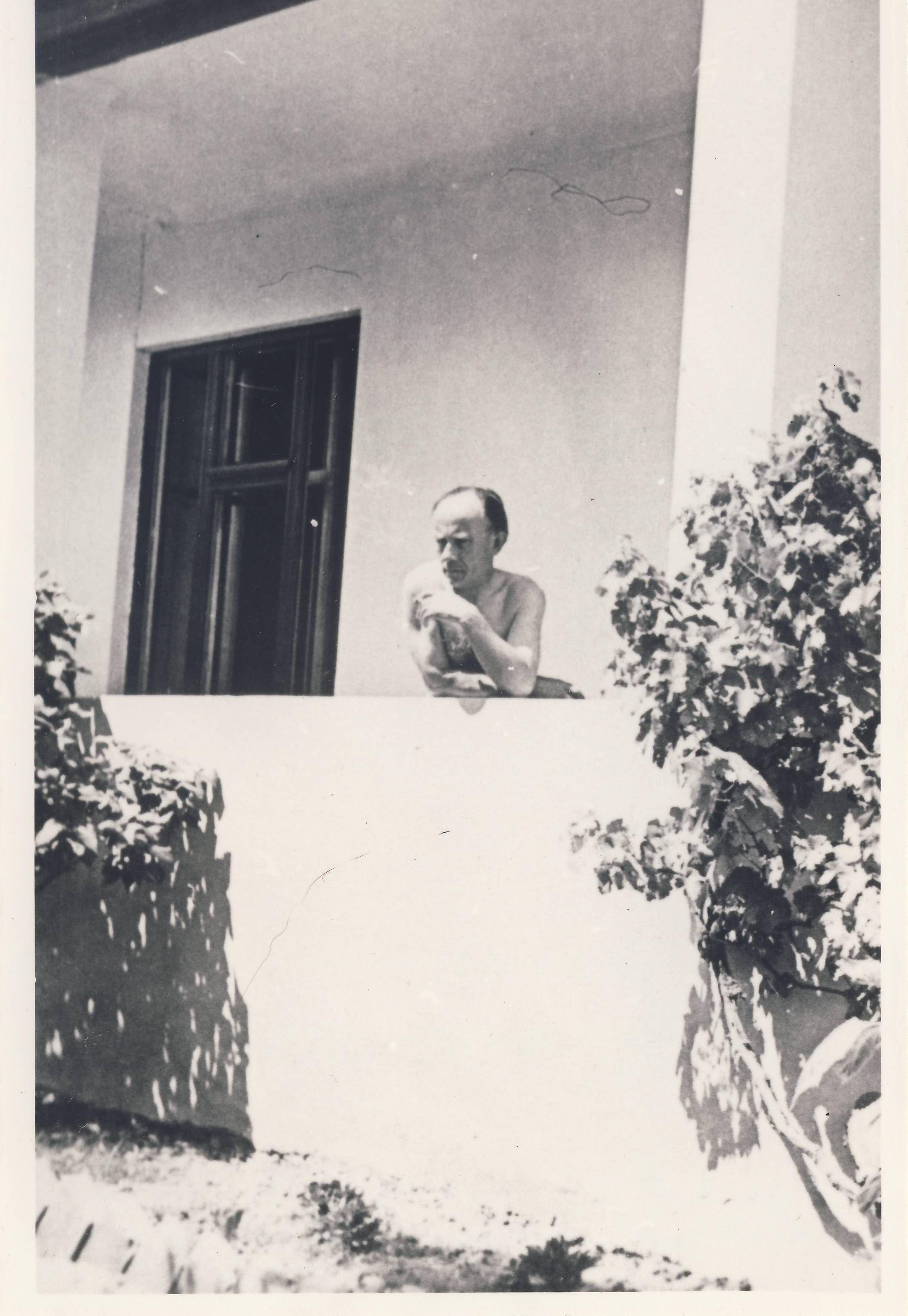 Kassák a békásmegyeri ház tornácán, 1940-es évek vége