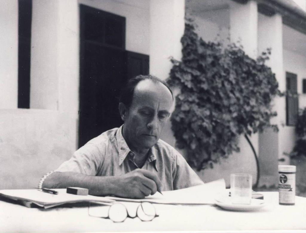 Kassák szabadtéri íróasztalánál dolgozik, Békásmegyer, 1946