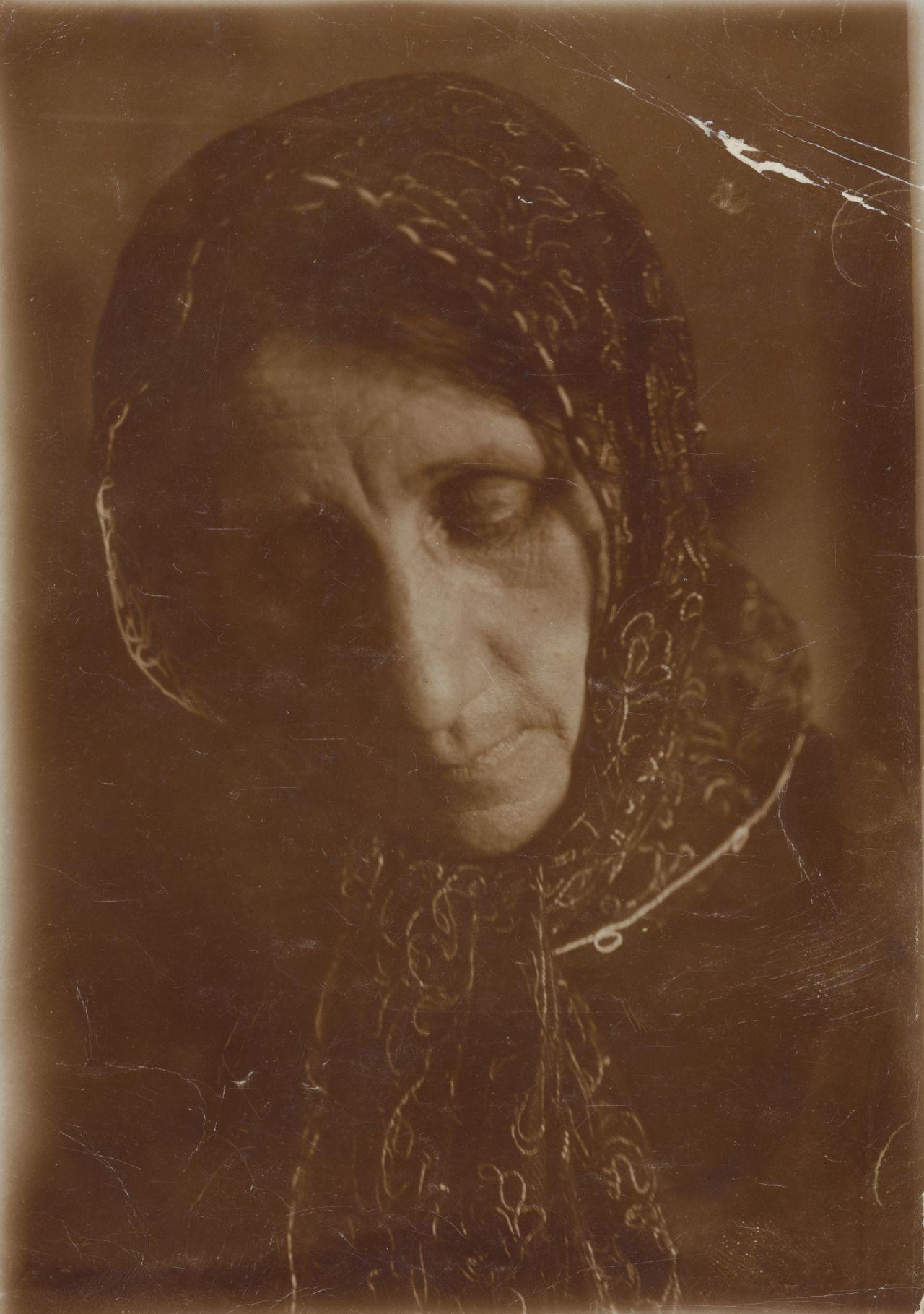 Kassák Istvánné Istenes Erzsébet portréja, 1920-as évek első fele, Révai ilka felvétele, a Kassák Múzeum gyűjteménye