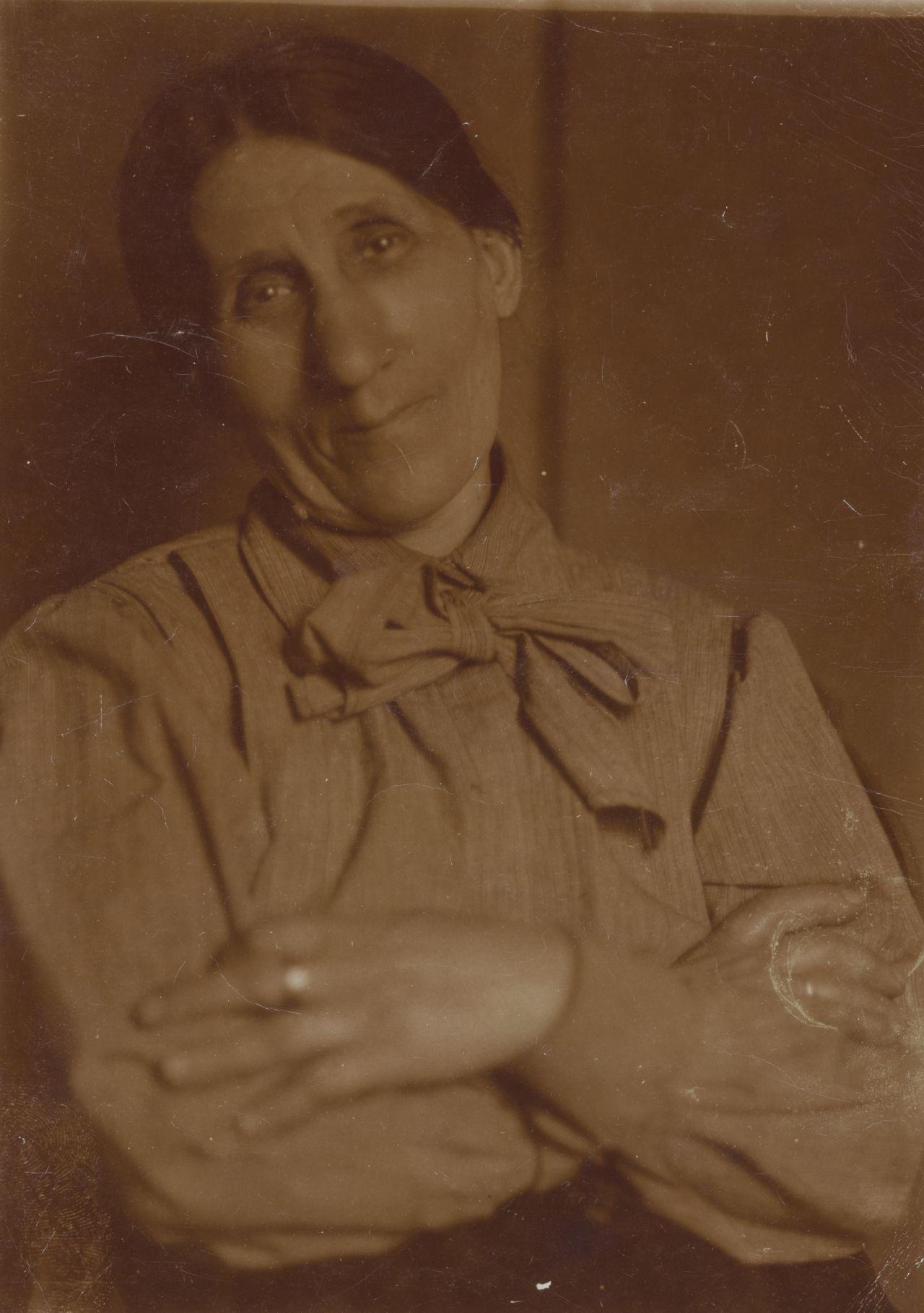 Kassák Istvánné Istenes Erzsébet portréja, 1920-as évek első fele, Révai ilka felvétele, a Kassák Múzeum gyűjteménye