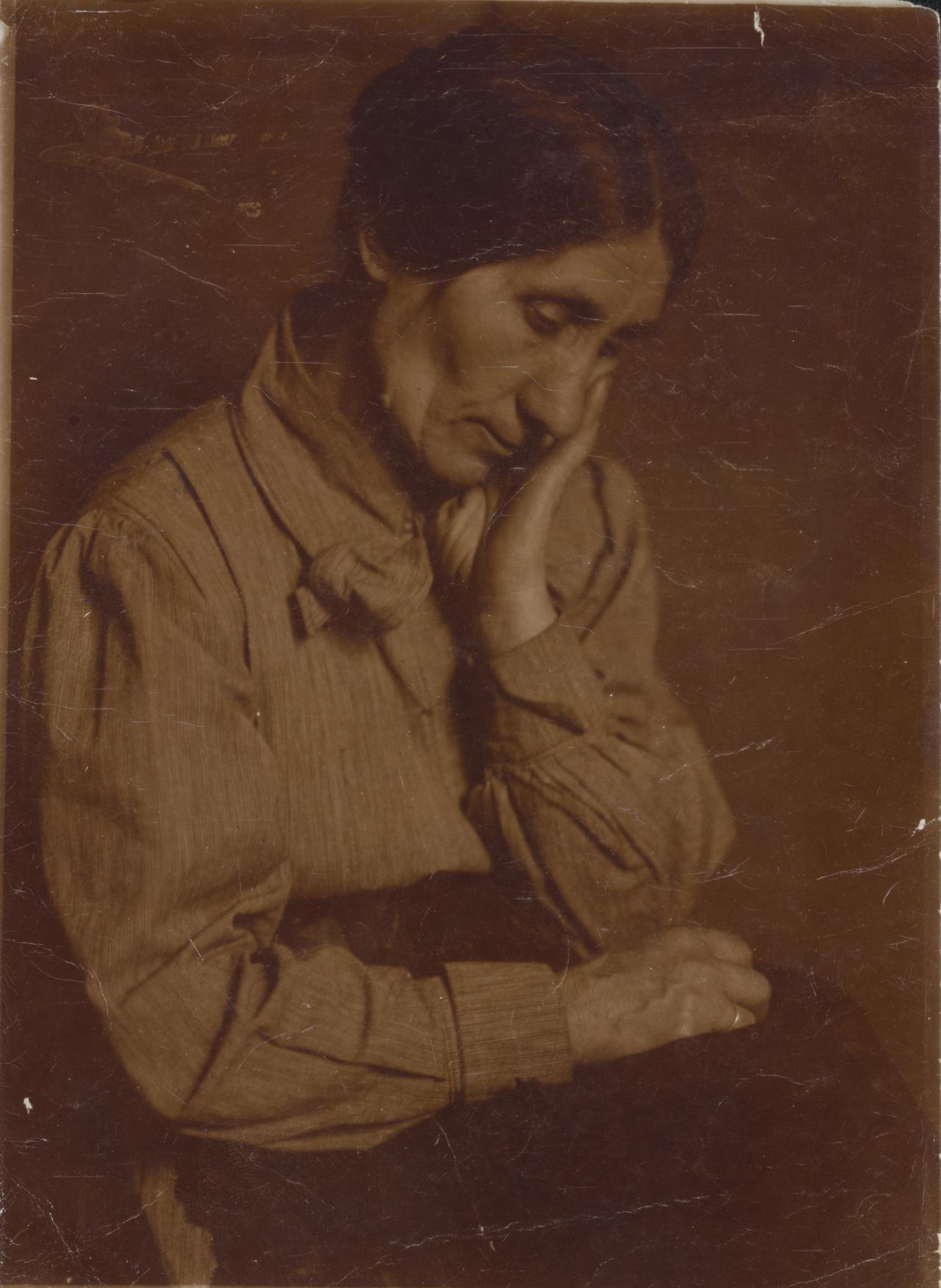 Kassák Istvánné Istenes Erzsébet portréja, 1920-as évek első fele, Révai ilka felvétele, 