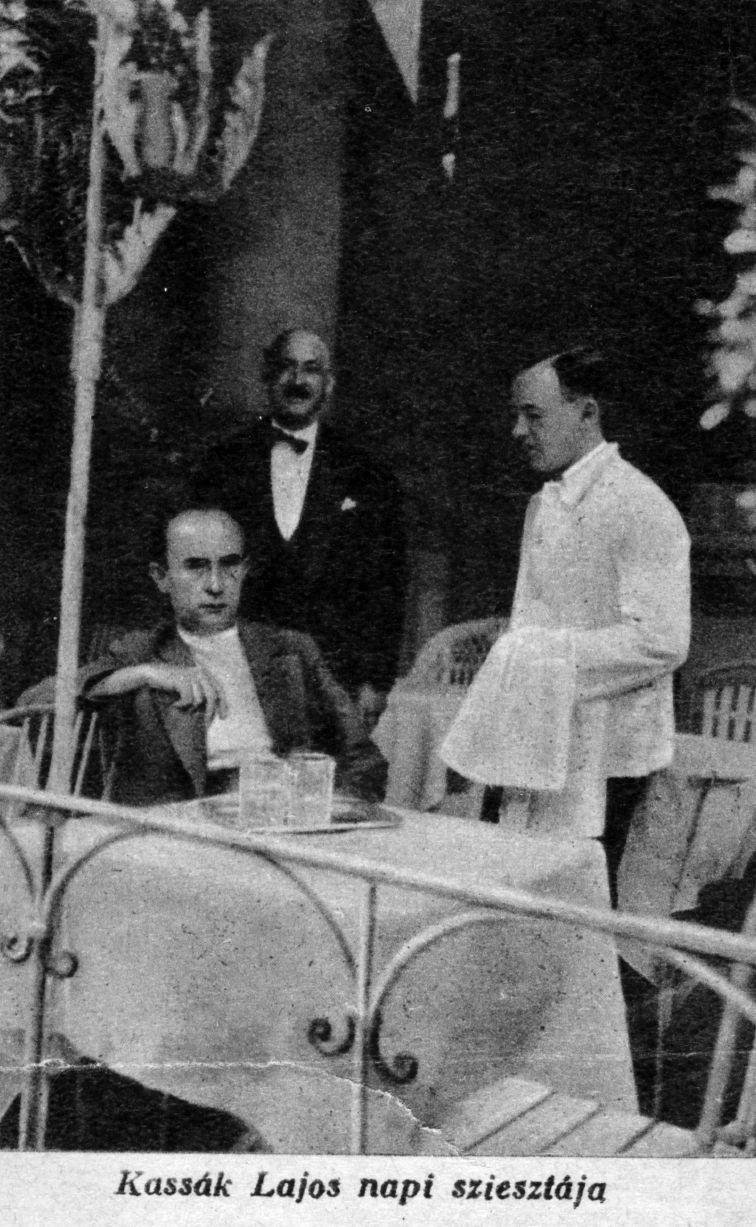 Kassák Lajos a Magyar Korona kávéház teraszán két pincérrel. A felvételről eredeti negatívot és kópiát nem ismerünk, de reprodukciója megjelent a Délibáb 1929. augusztus 19-i számában, "Kassák Lajos napi sziesztája" felirattal