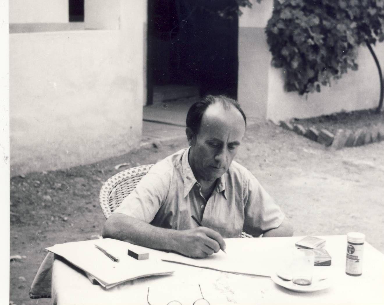 Kassák szabadtéri íróasztalánál dolgozik. A felvétel Kassák Lajos Kőbánya u. 42. számú házának udvarán készült. Békásmegyer, 1946. június 13. előtt, Fotó: Csorna Béla (MTI) A felvétel Kassák Lajos Békásmegyer u. 42. számú házának udvarán készült.  KM-F-81.77
