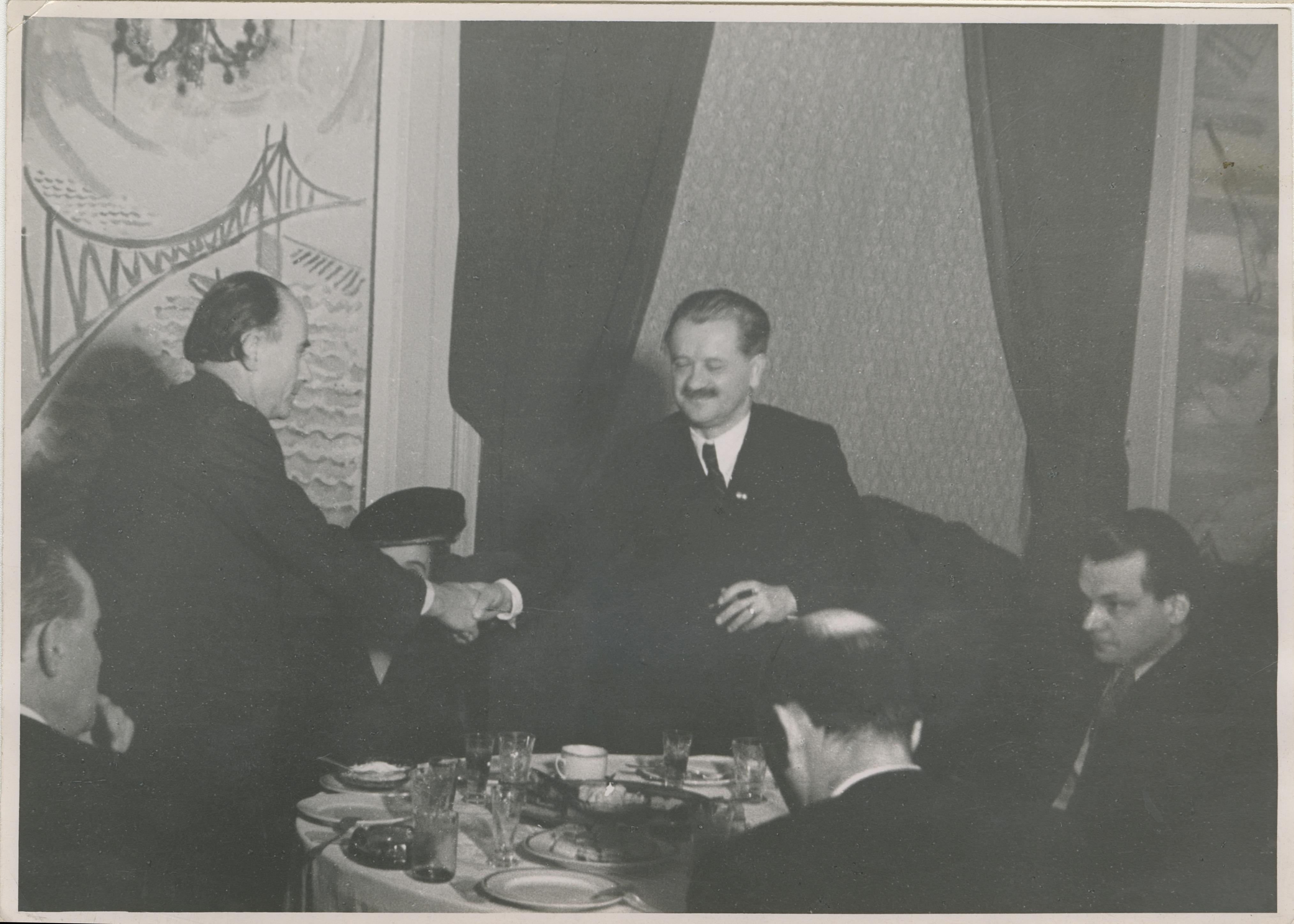 60. születésnapi fogadás Fészek klub, 1947. február 28. Tildy Zoltán és felesége a Magyar Művészeti Tanács vendégeként a Fészek klubban. Somlay Artúr, Kassák Lajos, Tildy Zoltánné, Tildy Zoltán, Keresztury Dezső, Gerő Ernőné Fazekas Erzsébet,  Major Tamás. Fotó: Schenk Jenő (Magyar Központi Híradó Rt.) A fénykép reprodukciója megjelent a Képes Figyelő 1947. március 15-i számában „ A köztársasági elnök és hitvese a Művészeti Tanács teáján Kassák Lajos irodalmi előadását hallgatják.„ felirattal.