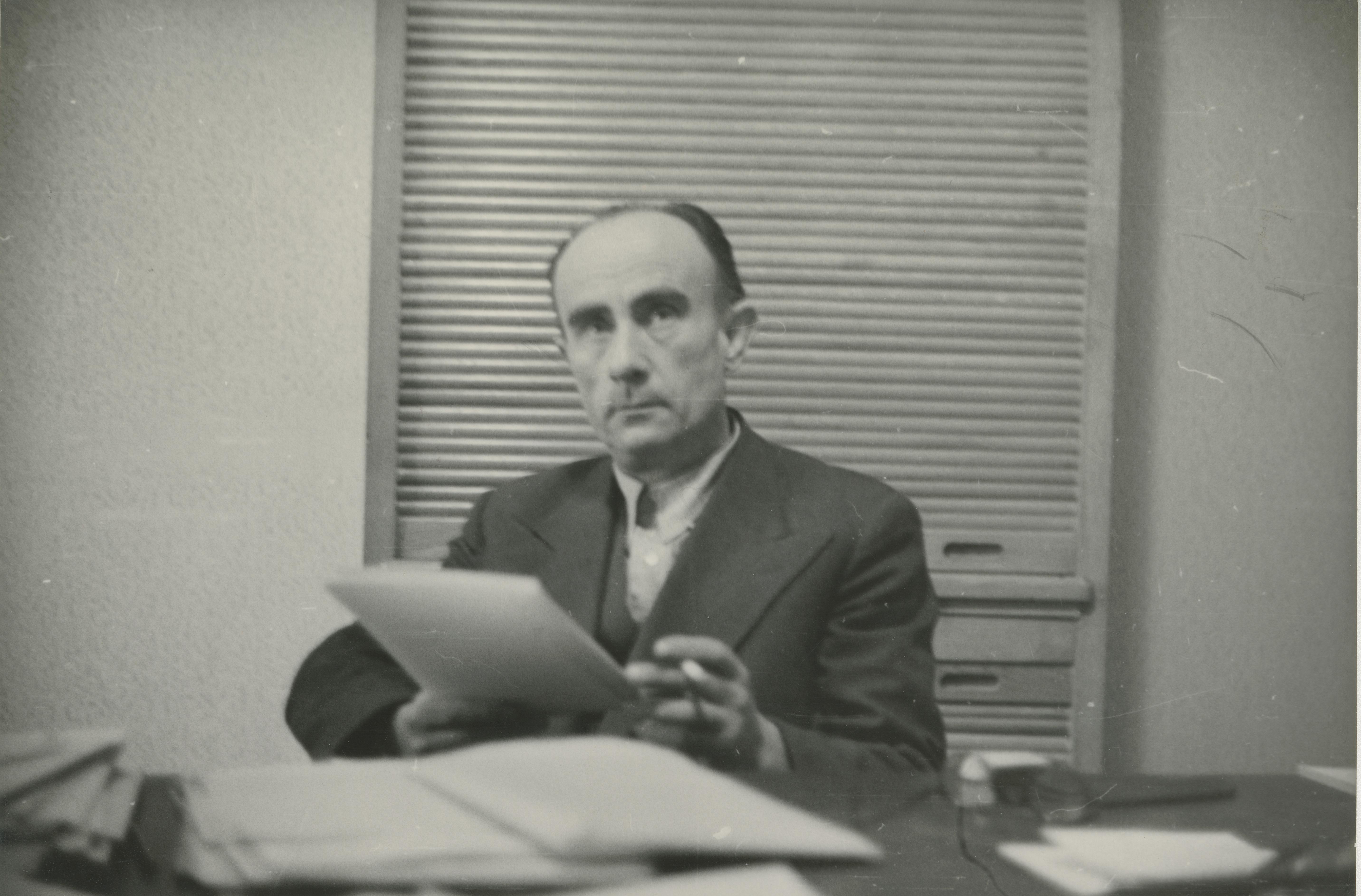 Kassák dolgozószobájában. A fényképek reprodukciói megjelentek az Új Idők 1947. március 8-i számában a Kassák Lajos 60 éves című cikk mellékleteként. Bojár Sándor, 1947, KM-F-85.15