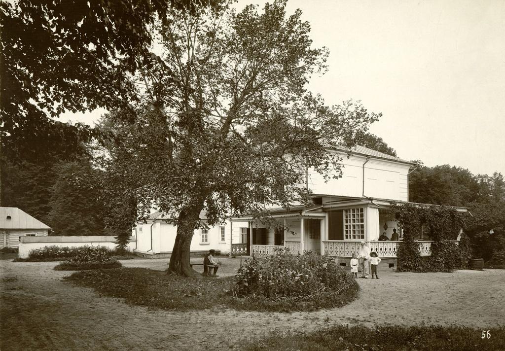 Lev Tolsztoj unokáival a Jasznaja Poljanai ház előtt, 1908 (fotó: Carl Bulla)