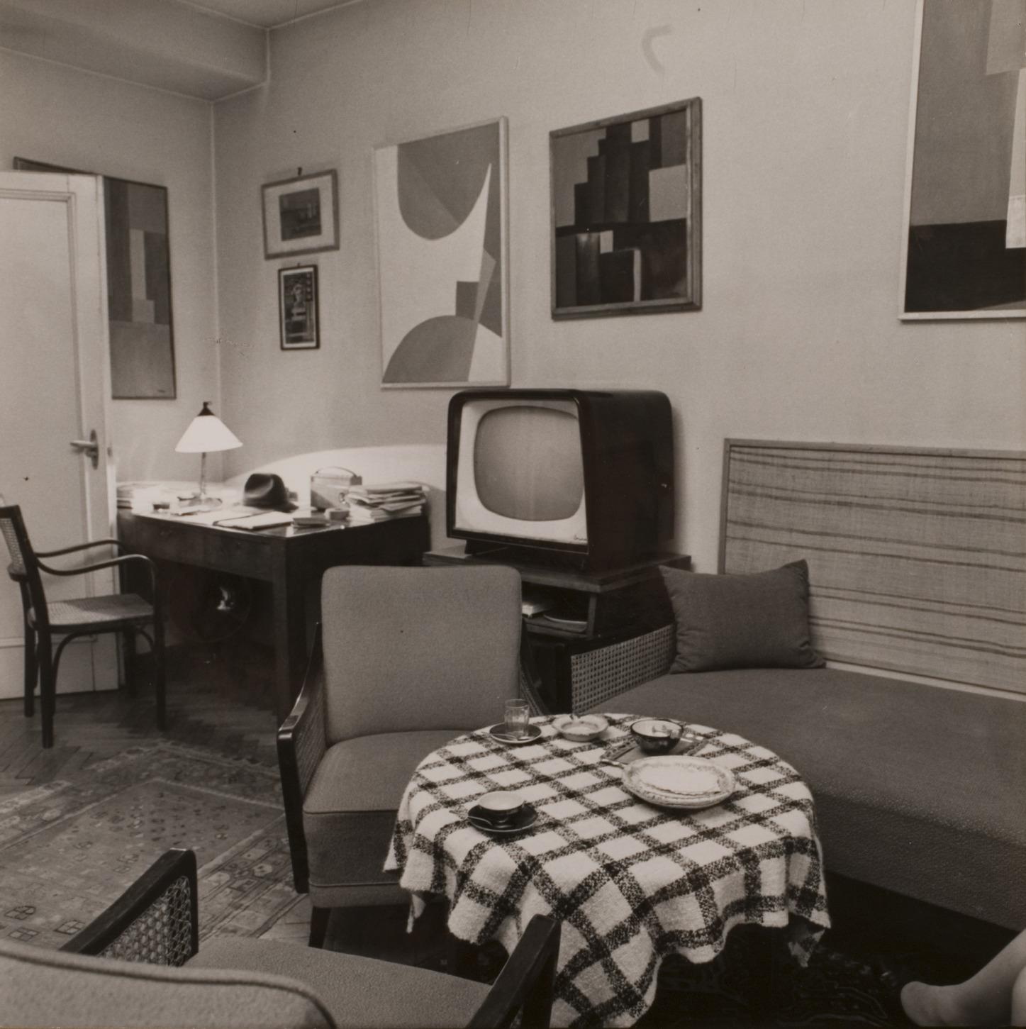 Kassák dolgozószobája a Bécsi úti lakásban, 1960-as évek, Balla Demeter felvétele, PIM-Kassák Múzeum